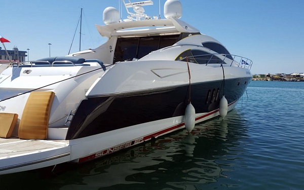 Sunseeker Predator 72 Аренда яхты в Сочи - корма